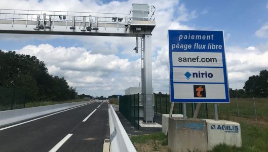 De nouveaux péages conçus sans barrière, appelés en "Flux libre" font petit à petit leur apparition sur les autoroutes A79, A13, A14 et A4. Plus besoin de s’arrêter pour payer. Un gain de temps, un trafic plus fluide, une économie de carburant et moins d’émission de CO2… mais il faut rester vigilant.