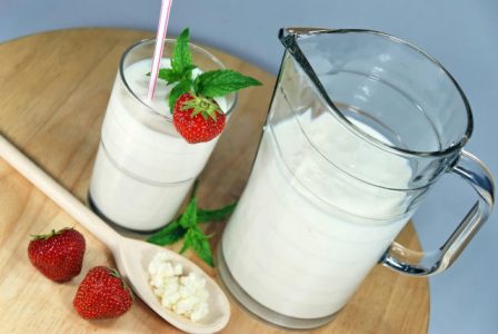 Jusqu'à trois fois plus cher qu'un lait fermenté classique, le kéfir fait figure de dernier superaliment à la mode