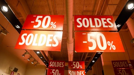 L’UFC-Que Choisir vous donne les clés pour profiter des soldes en toute sérénité et éviter le piège des rabais enjolivés, que ce soit en magasin ou en ligne.