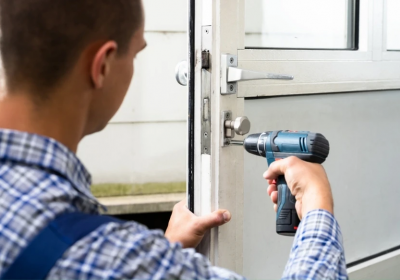 Réparation de la porte d’entrée : locataire ou propriétaire, qui paie ?
